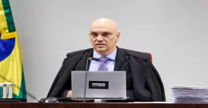A recente decisão do ministro Alexandre de Moraes, do Supremo Tribunal Federal (STF), validando o aumento do IOF (Imposto sobre Operações Financeiras), trouxe um alívio imediato às contas do governo federal. A medida assegura bilhões de reais em arrecadação e dá fôlego à equipe econômica para cumprir as metas fiscais estabelecidas.