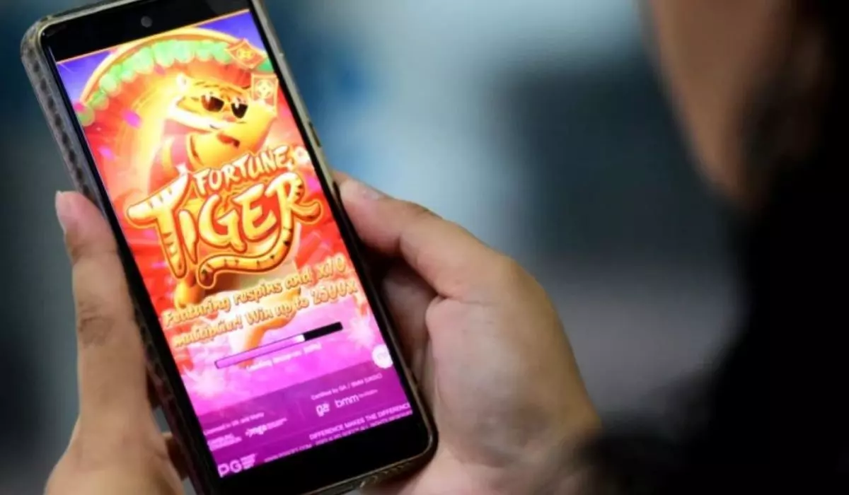 O vício no “tigrinho” faz 1 em cada 3 jovens adiar a faculdade. Entenda como as apostas online afetam o futuro do Brasil.