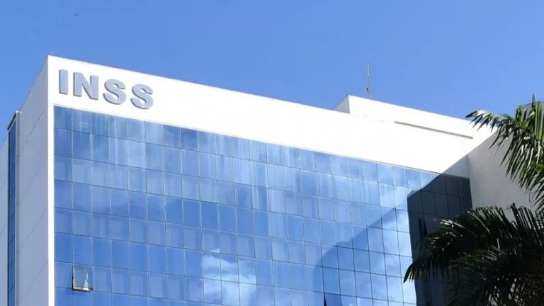 O INSS anunciou uma decisão inédita: cancelou a autorização de oito instituições financeiras para oferecer crédito consignado a aposentados e pensionistas. A medida visa proteger os beneficiários de práticas irregulares. Entenda os motivos e o que muda a partir de agora.