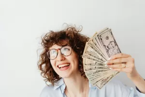 FIRE: O que é e como conquistar a independência financeira para se aposentar cedo Descubra o que é FIRE e como atingir a independência financeira para se aposentar cedo com planejamento e investimentos inteligentes
