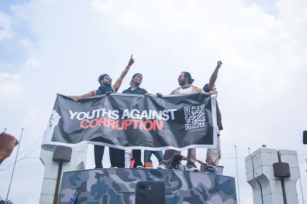 Como o estilo de vida dos 'nepo babies' está relacionado aos protestos?