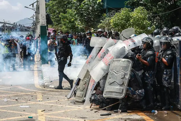 Dezenas de pessoas ficaram feridas em confrontos entre a polícia e manifestantes