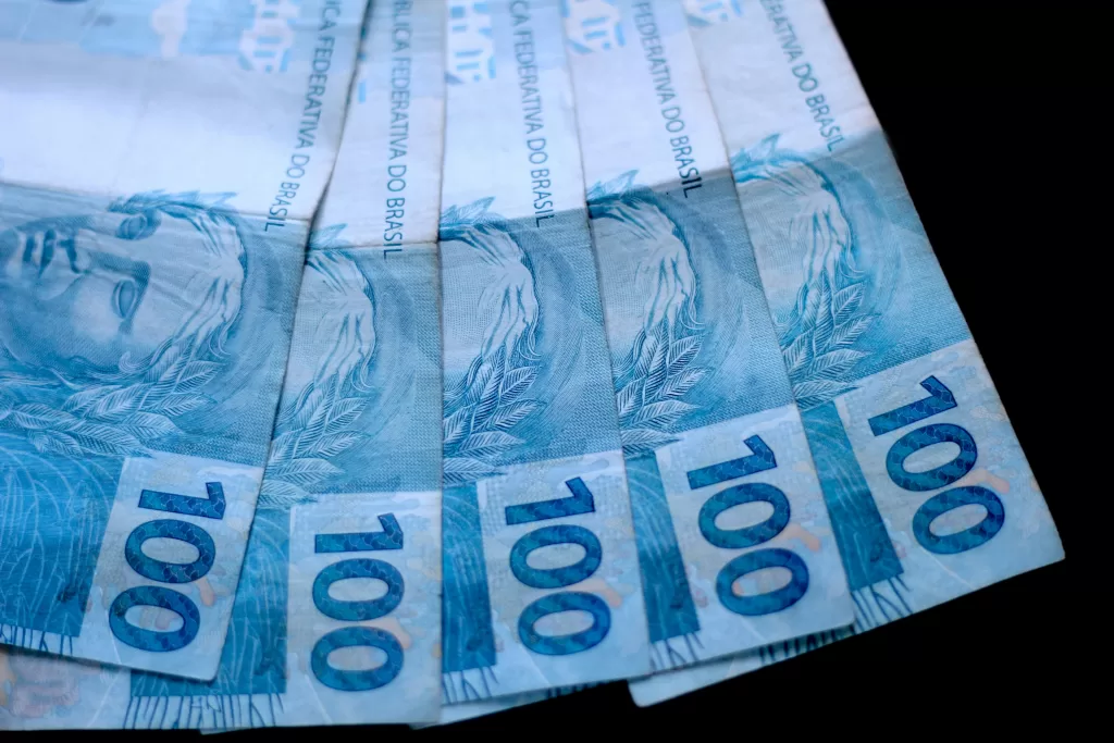 INSS pagamento de outubro foto mostra notas de R$100,00