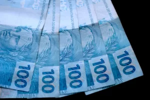 INSS pagamento de outubro foto mostra notas de R$100,00