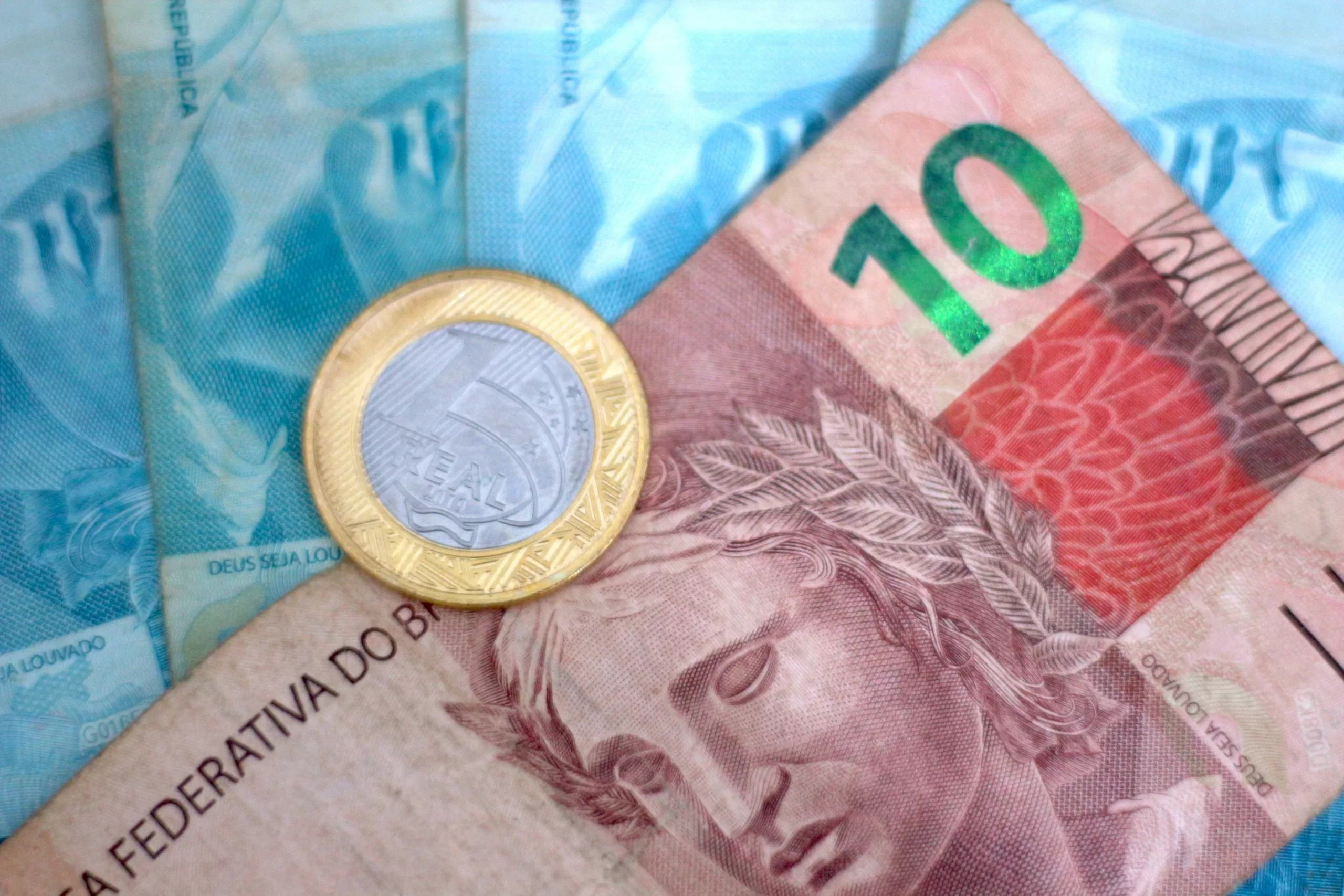 notas de 10 moeda de 1 real e notas de 100