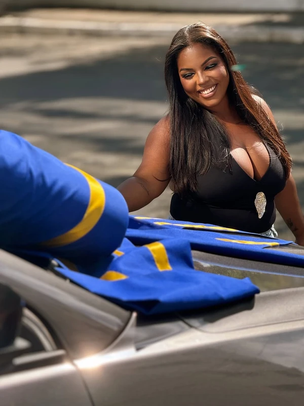 Influenciadora perde Bolsa Família após foto com carro novo