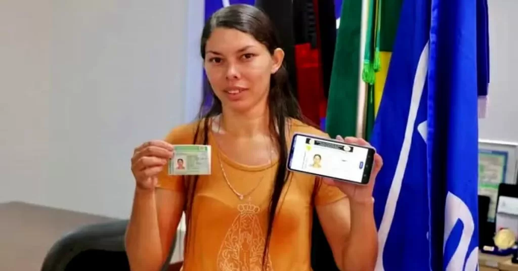 brasileira a obter a CNH pelo novo modelo