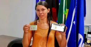 brasileira a obter a CNH pelo novo modelo