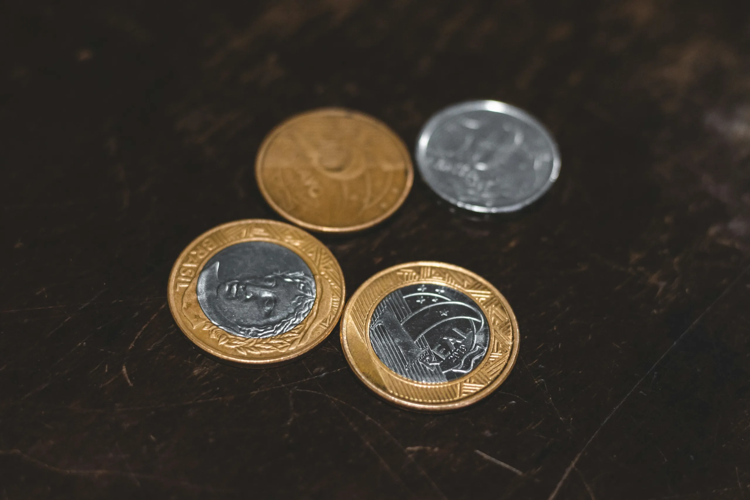 Isenção do IR até R$ 5 mil em 2026 foto moedas de dinheiro