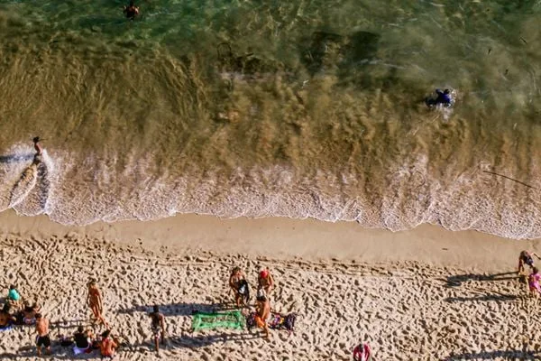 Wagner Moura o-movimento-da-praia-do-farol-da-barra-visto-pela-janela-do-oceania-1665608-article