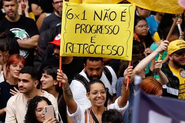manifestantes-reunem-se-em-protesto-pelo-fim-da-jornada-de-trabalho-6x1-na-cinelandia