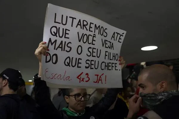 pessoas-participam-de-ato-em-defesa-do-fim-da-jornada-6x1-em-brasilia